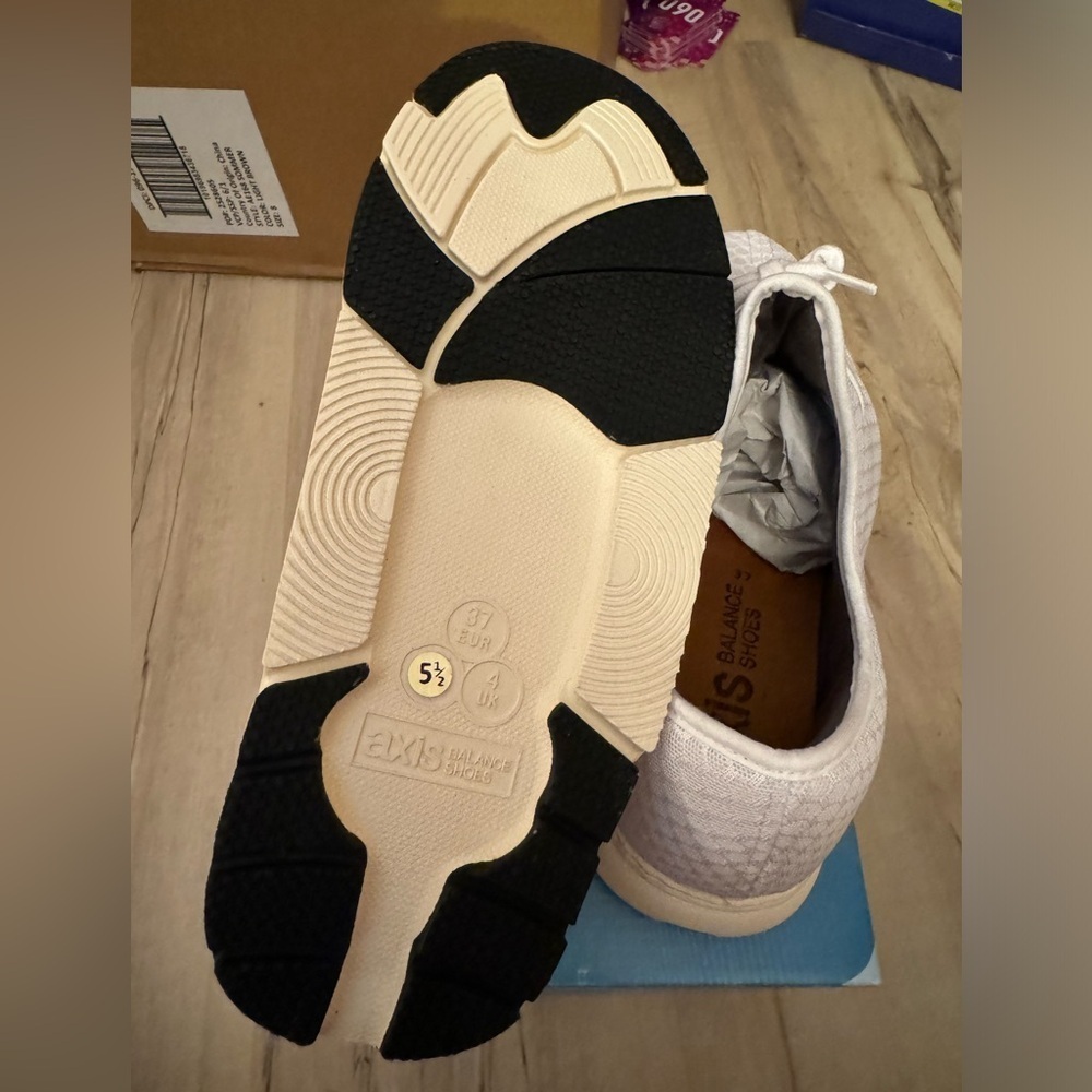 NIB Axis Balance Shoes Women’s in White Sz 5 1/2 - Picture 2 of 5